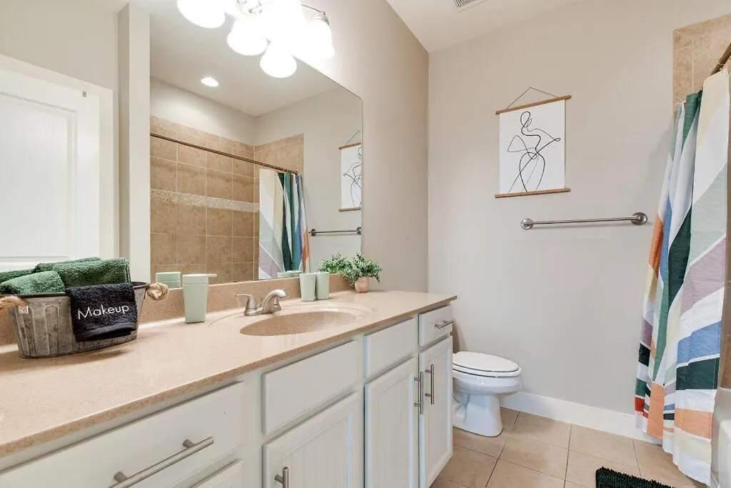 The Celebrity - Free Parking, Central, Vanderbilt Nashville Apartment